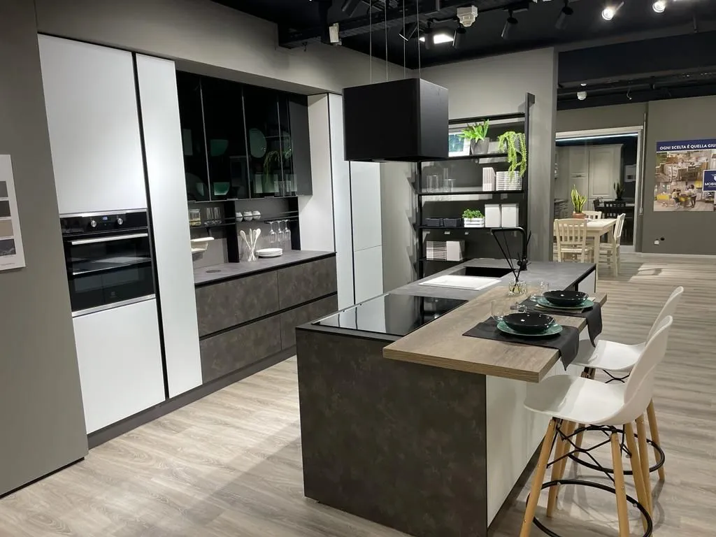 Cucina moderna con isola e finiture scure